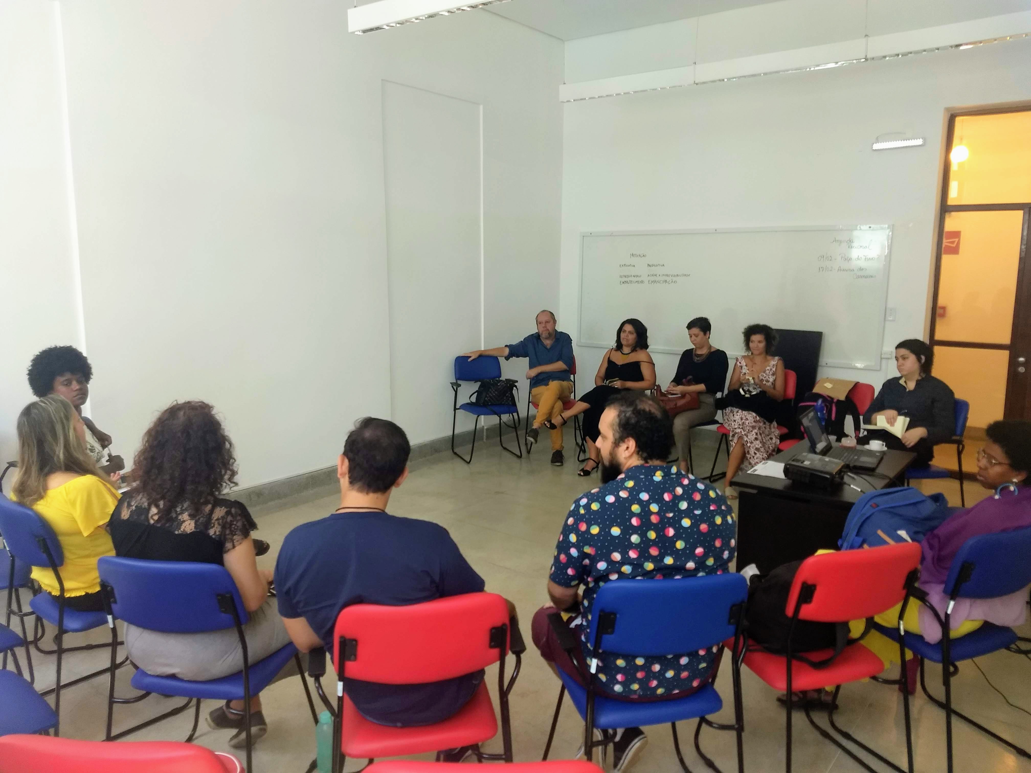 Representantes das instituições que compõem o GT se reunem em sala no Paço do Frevo. Foto: Maíra Brandão