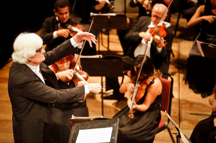 Maestro Marlos Nobre regendo Orquestra Sinfônica do Recife.