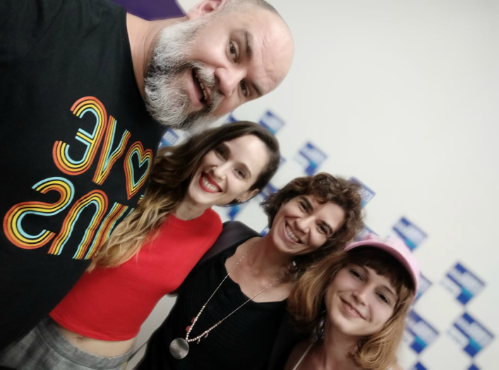 Da esquerda para a direita: O apresentador Patrick Torquato, Kira Aderne, Joana Knobbe e Gabriela Deptulski.