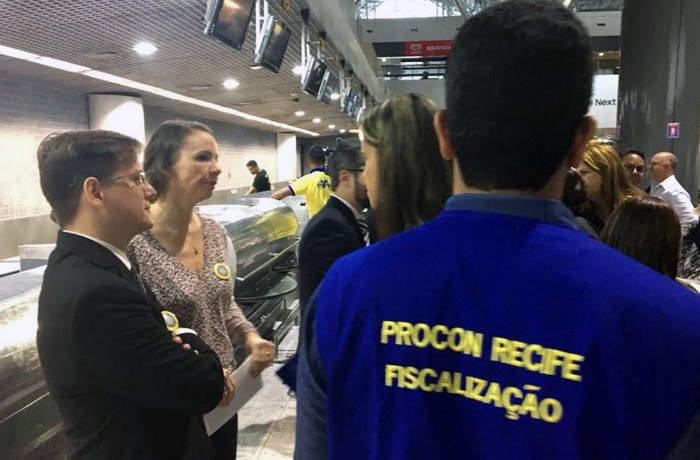 A foto mostra uma ação de fiscalização do Procon Recife no Aeroporto Internacional do Recife/Guararapes - Gilberto Freyre