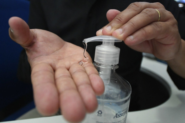 Homem higieniza as mãos com álcool gel. Foto: Marcos Oliveira/Agência Senado