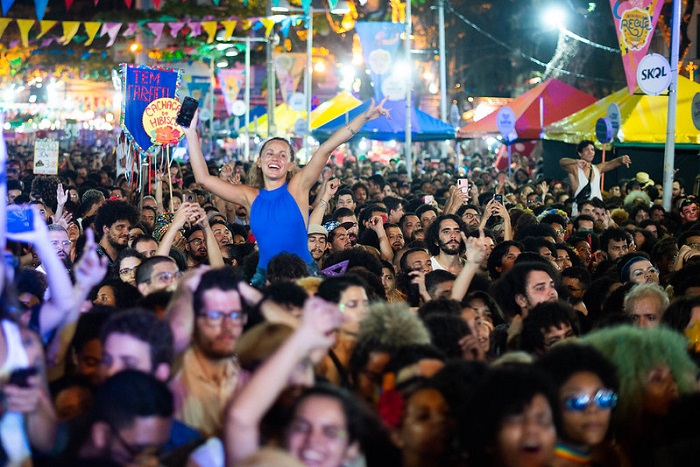 Na imagem, vê- se uma multidão de pessoas durante o carnaval de Recife, no ano de 2020