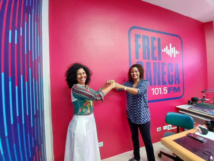 No estúdio da Frei Caneca FM, Janaína Serra à esquerda, e Nice Lima à direita. Foto: Maíra Brandão