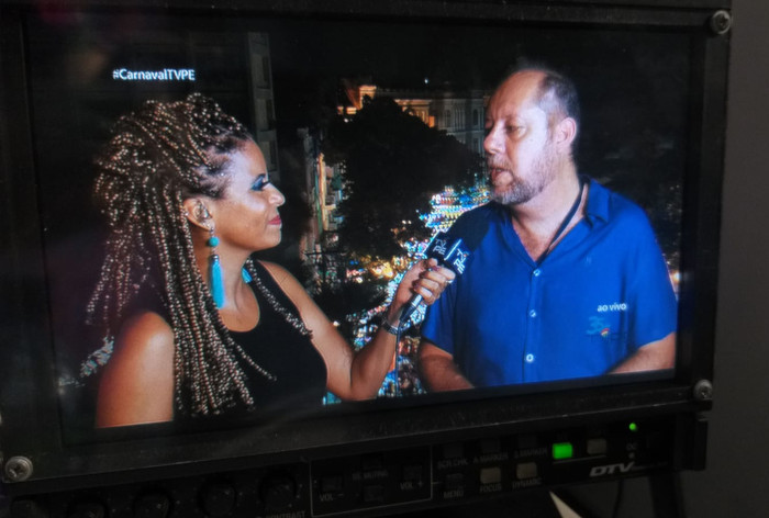 Camerino Neto, gerente da Frei Caneca FM, é entrevistado por Nice Lima, na TV PE. 