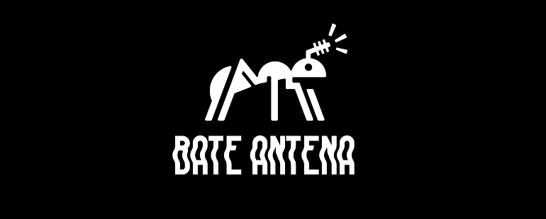 Fundo preto e uma formiga branca, com letras em branco escrito "Bate Antena"