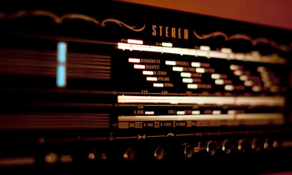 Foto de um rádio antigo. Foto: Jeff Holt | www.flickr.com/90871503@N05 | Esta imagem está sob uma licença Creative Commons  CC BY 2.0
