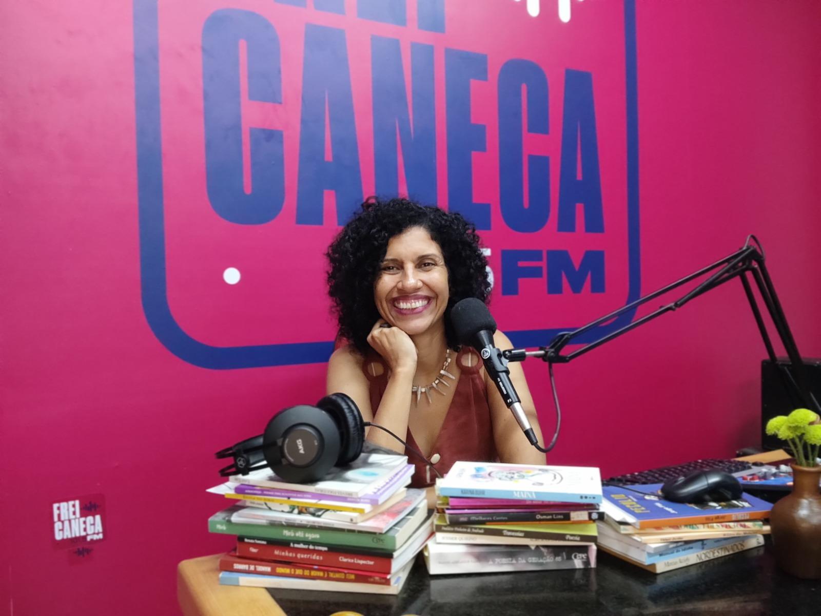 Janaína Serra no estúdio da Frei Caneca FM