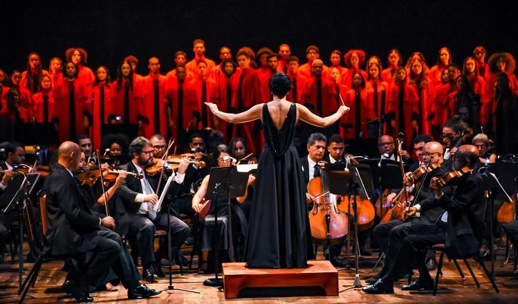 Orquestra Sinfônica do Recife sob regência de Rosemary Oliveira