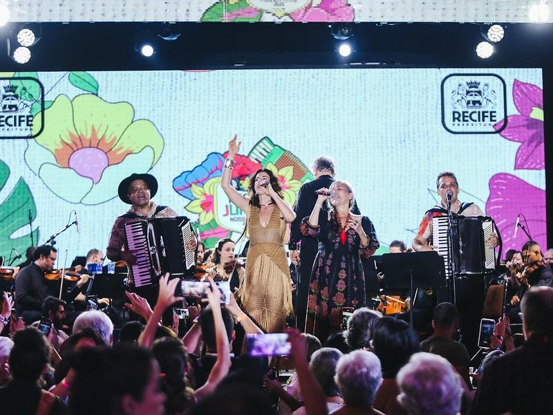 Beto Hortis, Mariana Aydar e Bia Marinho fizeram participação especial na abertura do São João do Recife, no polo Sítio Trindade. (Foto: Kleyvson Santos/ PCR)
