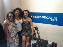 Da esquerda para a direita: a apresentadora Priscila Xavier e as convidadas Ana Carla Lemos e Mayza Dias no estúdio da Frei Caneca FM.