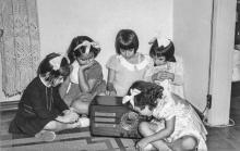 Foto: Arquivo Nacional do Brasil | Meninas ouvindo rádio, dezembro de 1942