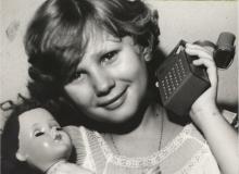 Menina com uma boneca e um rádio de pilha, uma sensação entre as crianças, fevereiro de 1960. Arquivo Nacional. Fundo Correio da Manhã. 