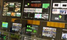 Imagem de um estúdio de televisão, com vários monitores mostrando pequenas telas e o horário 10:53:27 junto com a sigla EBC em destaque.