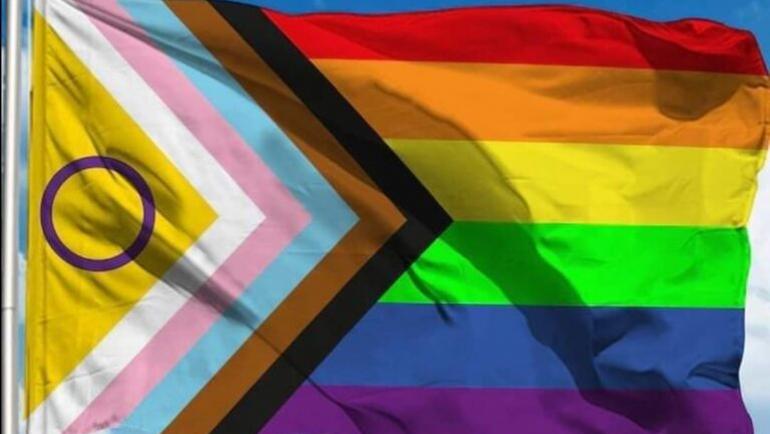 A bandeira do movimento LGBTQIA+ ganhou mais cores e elementos. A nova versão recebe o símbolo do orgulho intersexo, a paleta do orgulho trans e listras marrom e preta representando a luta antirracista
