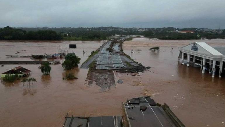 (Trecho da BR-386 totalmente destruído pela força das águas do Rio Taquari, em Lageado: cidade está isolada - crédito: AFP)