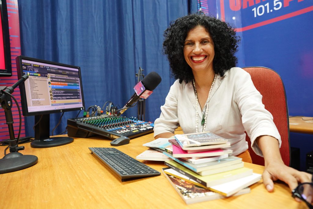 Janaína Serra no estúdio da Frei Caneca FM