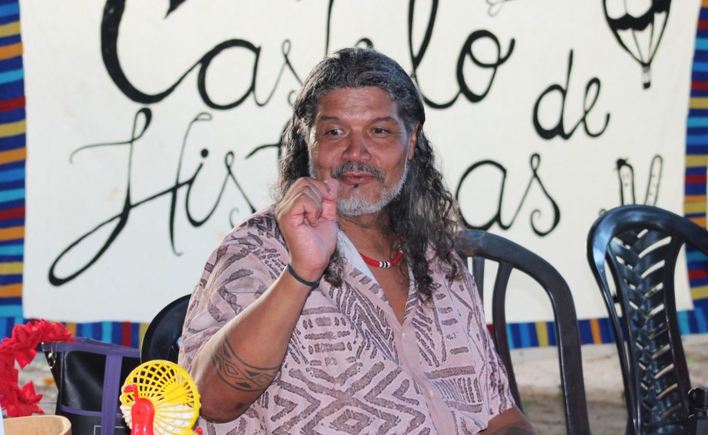 Giva, homem indígena com cabelos longos e grisalhos