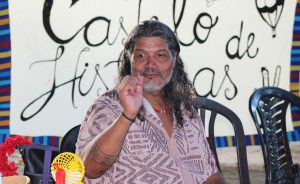 Giva, homem indígena com cabelos longos e grisalhos