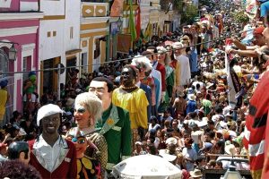 Desfile de bonecos gigantes em Olinda. (Foto: Divulgação)