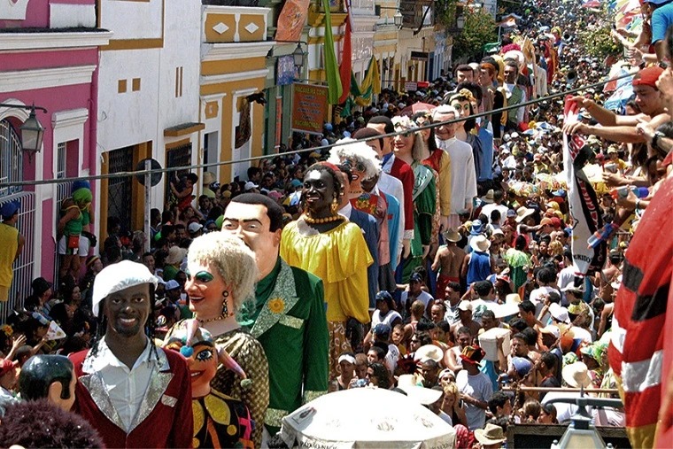 Desfile de bonecos gigantes em Olinda. (Foto: Divulgação)