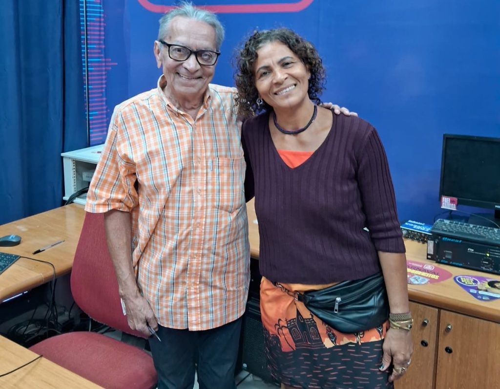 Manoel Constantino e Mestra Di no estúdio da rádio